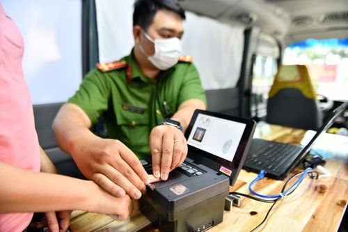 Công an TP.HCM kêu gọi người dân tạm trú đi làm CCCD gắn chip