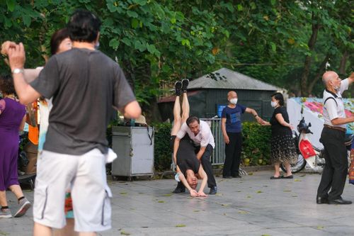 Người dân không đeo khẩu trang khi khiêu vũ ở công viên