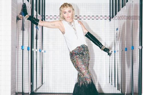 Miley Cyrus diện mốt đồ xuyên thấu