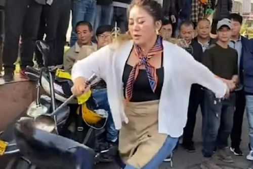 Nữ đầu bếp nhảy múa với xoong chảo