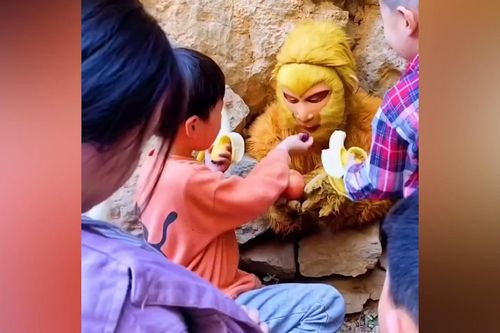 'Tôn Ngộ Không' bị giam dưới chân núi đợi du khách cho ăn