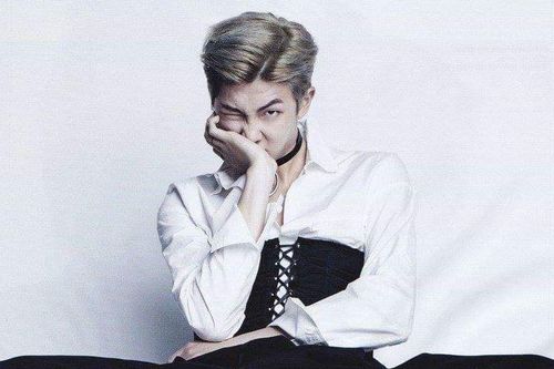 Thần tượng nam Kpop mặc áo corset
