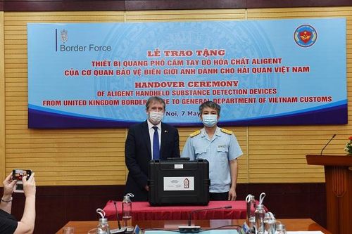 Tổng cục Hải quan nhận 4 máy quang phổ phát hiện hóa chất
