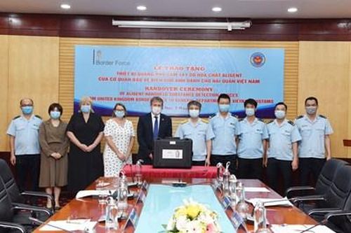 Bàn giao 4 máy quang phổ phát hiện hóa chất cho Hải quan Việt Nam