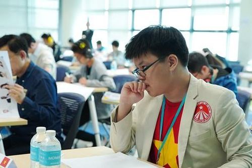 Từ cậu bé mê game đến tấm Huy chương Vàng Olympic Tin học
