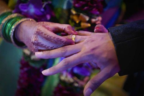 Người đàn ông giúp vợ kết hôn với... người tình
