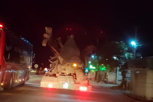 CSGT Hà Tĩnh chặn đứng xe chở cây khủng như 'quái thú' băng băng trên QL1A