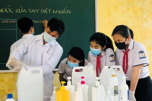 Thầy trò Hà Tĩnh pha chế dung dịch rửa tay phục vụ bầu cử đại biểu Quốc hội
