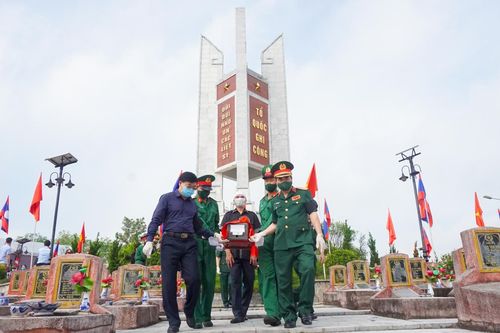 Nghệ An: Xúc động, trang nghiêm lễ an táng 95 hài cốt liệt sỹ hi sinh tại Lào