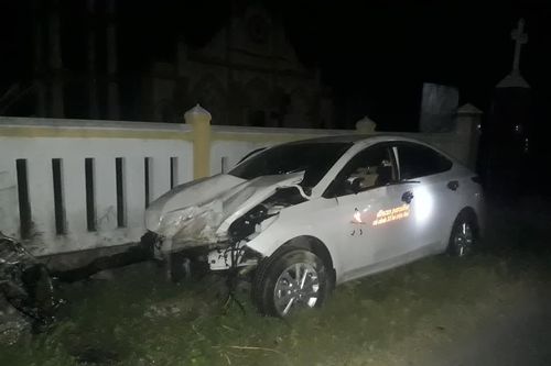 Ô tô mất lái tông vào tường khiến 4 người thương vong