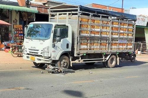 Tin giao thông đến sáng 7/5: Bị xe tải cuốn vào gầm, 1 người đi xe máy tử vong; đứng trên đường ray, người đàn ông bị tàu hỏa tông thiệt mạng