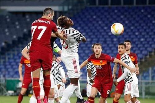 Hàng thủ mắc sai lầm, M.U hút chết trước Roma