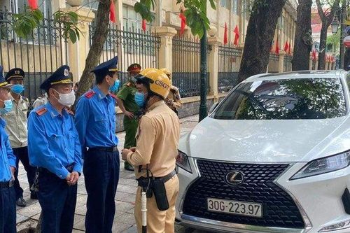 Tài xế đỗ xe sai quy định, thách thức tổ công tác liên ngành
