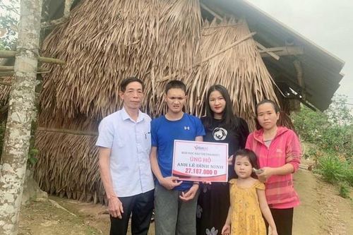 Báo VietNamNet trao gần 40 triệu đồng tới anh Lê Đình Ninh