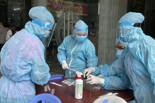 Thần tốc truy vết các ca lây nhiễm COVID-19 trong cộng đồng, chăm lo sức khỏe nhân dân