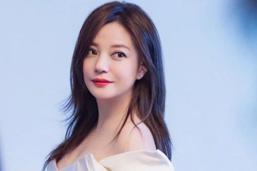 Diễn viễn Triệu Vy tiều tụy sau khi bị đóng băng cổ phiếu
