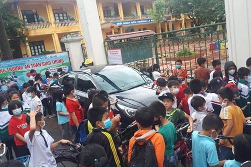 Tài xế ô tô đậu xe chắn ngang cổng chính trường học khiến nhiều người ngao ngán