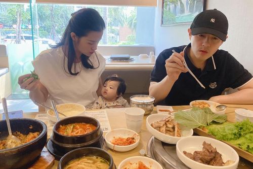 Gia đình Đông Nhi đi ăn trưa, Winnie bị 'phê bình' vì... gây mất tập trung