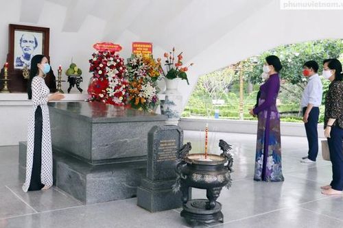 Đoàn công tác Hội LHPN Việt Nam dâng hương tại Khu di tích mộ Cụ Phó bảng Nguyễn Sinh Sắc