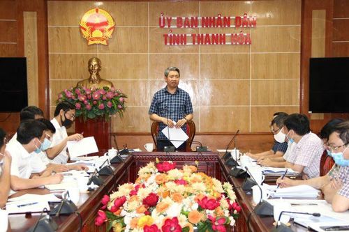 Phó Chủ tịch UBND tỉnh Lê Đức Giang nghe báo cáo điều chỉnh Dự án kè chống sạt lở và nạo vét tiêu thoát lũ Khu kinh tế trọng điểm Nghi Sơn
