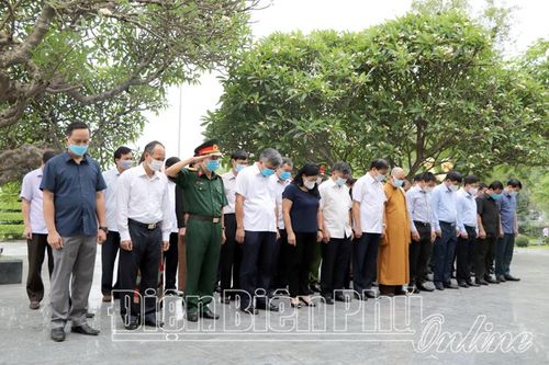 Điện Biên: Lãnh đạo tỉnh viếng các anh hùng liệt sĩ nhân kỷ niệm 67 năm Chiến thắng Điện Biên Phủ