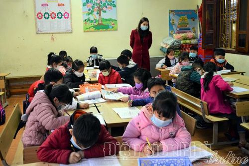 Học sinh Điện Biên kiểm tra học kỳ 'gấp' để phòng dịch
