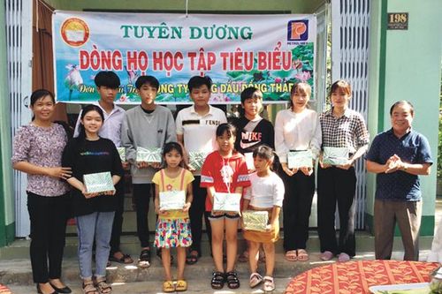 Tuyên dương Dòng họ khuyến học tiêu biểu