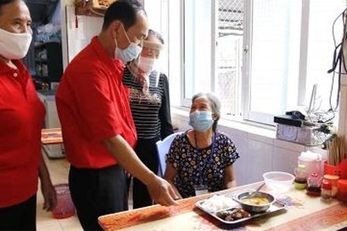 Yên Lập: 'Bữa cơm miễn phí' cho bệnh nhân khó khăn