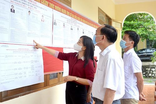 Đồng chí Trưởng Ban Tuyên giáo Tỉnh ủy kiểm tra công tác bầu cử tại huyện Na Hang