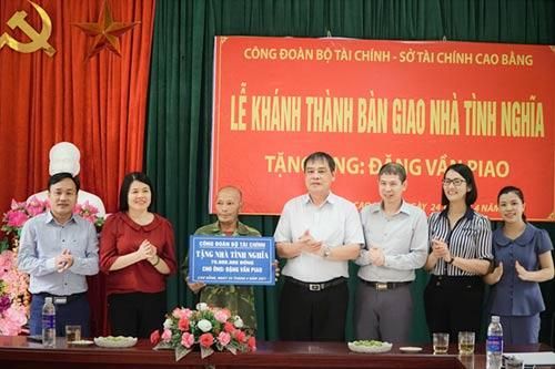 Công đoàn Bộ Tài chính bàn giao nhà tình nghĩa cho 3 hộ nghèo ở Cao Bằng