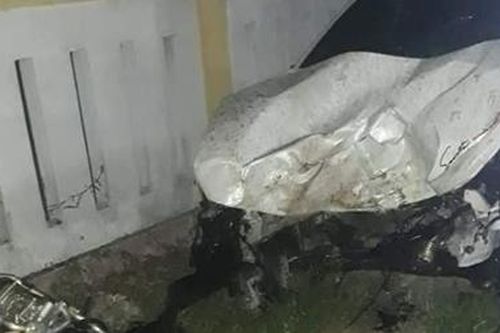 Ô tô húc đổ tường làm 4 người thương vong