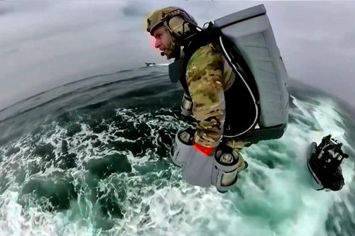 'Người bay' thủy quân lục chiến Anh đổ bộ lên tàu chiến