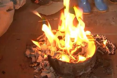 Dùng xăng đốt rác người đàn ông bỏng nặng