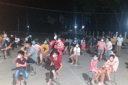 Cán bộ y tế trắng đêm lấy mẫu xét nghiệm cho người dân