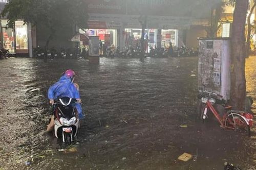 Mưa lớn vào giờ tan tầm, Hà Nội ngập nhiều tuyến phố
