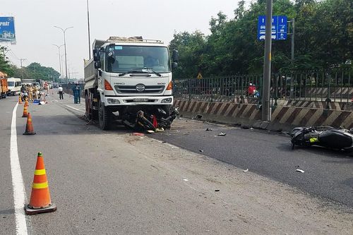 Xe tải tông nhiều công nhân đang trải nhựa đường ở TP.HCM