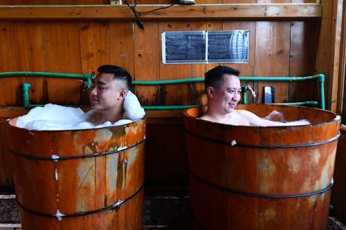 Thăm vườn dâu, tắm lá người Dao ở Sa Pa