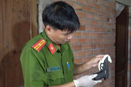 Khẩu súng ngắn trong nhà nghi can cưỡng đoạt tài sản