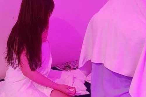 Đột kích cơ sở massage, bắt quả tang nữ nhân viên 'tắm tiên' với khách