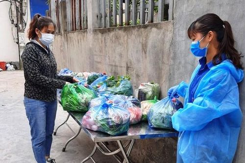 Hỗ trợ nhu yếu phẩm cho người dân vùng cách ly phòng dịch Covid-19 tại huyện Sóc Sơn