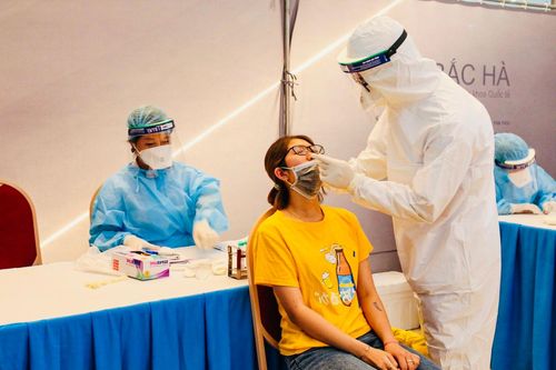Chùm ảnh: Quận Thanh Xuân xét nghiệm Covid-19 cho 871 đối tượng nguy cơ cao