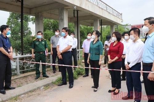 Đoàn công tác của Bộ Y tế đến giúp Bắc Ninh chống dịch