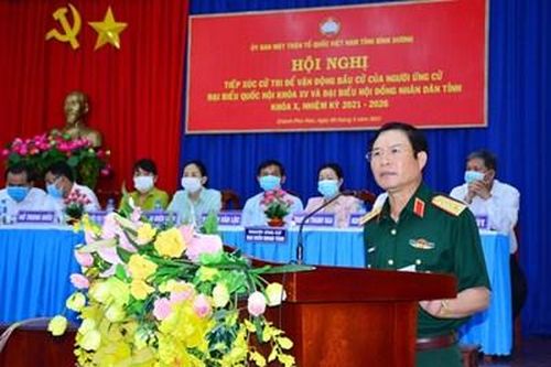 Thượng tướng Nguyễn Tân Cương tiếp xúc cử tri tại Bình Dương