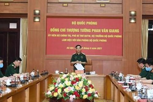Bộ trưởng Phan Văn Giang làm việc với Văn phòng Bộ Quốc phòng