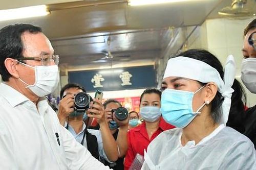 Đồng chí Nguyễn Văn Nên thăm, động viên gia đình nạn nhân vụ cháy nhà ở quận 11