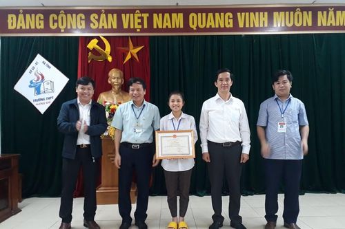 Chủ tịch UBND tỉnh tặng bằng khen cho nữ sinh trả lại nửa tỷ đồng