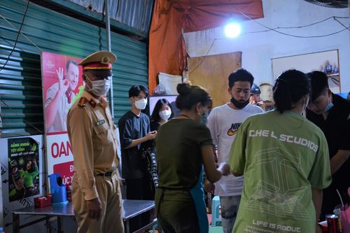 TP Điện Biên Phủ ra quân siết chặt hàng quán vỉa hè phòng Covid-19