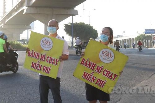 Ấm áp cảnh nhiều người đứng nhún nhảy, mời người khó khăn ăn bánh mì 0 đồng