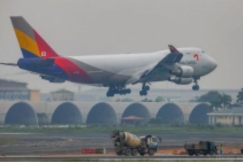 Khách đi máy bay đồng loạt chịu thêm mức phí 100 ngàn đồng/chặng bay