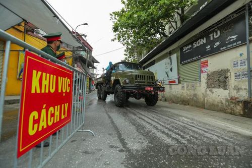 Hà Nội: Lập hàng rào phong tỏa, phun khử trùng, tiêu độc tại xã Tô Hiệu